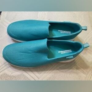 Skechers Goga max slip ons